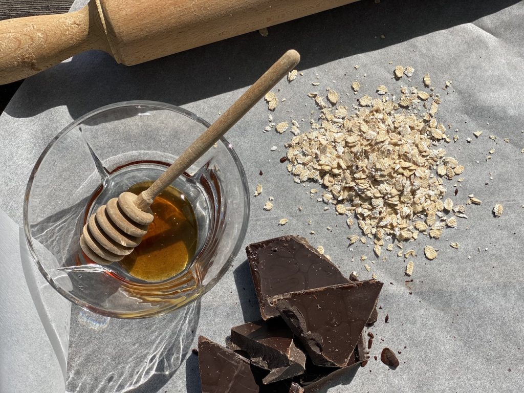 υλικά για σοκολατάκια με βρώμη μέλι και πορτοκάλι υλικά για σοκολατάκια με βρώμη μέλι και πορτοκάλι