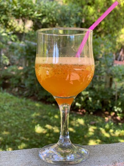 apricot mocktail κολωνάτο ποτήρι με πορτοκαλί χυμό και καλαμάκι