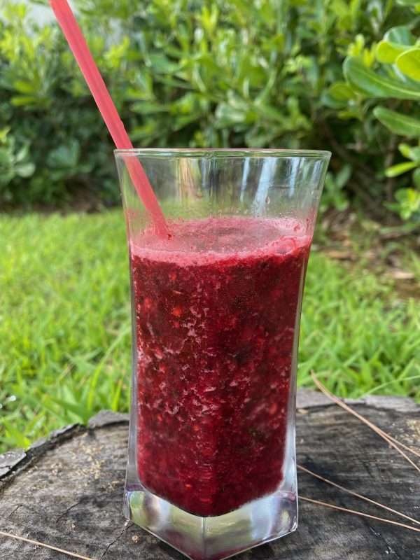coconut berry mocktail no alcohol cocktail ποτήρι με χρωματιστό χυμό