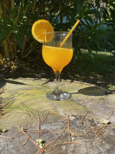 orange mocktail no alcohol cocktail κολωνάτο ποτήρι με χυμό πορτοκάλι και φέτα πορτοκαλιου