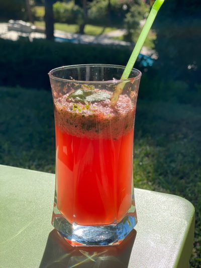 summer breeze mocktail ποτήρι με καλαμάκι και ροζ χυμό