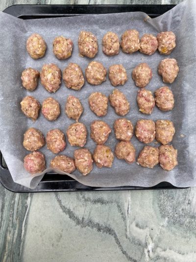 giaourtlou syntagi diatrofi _4 σουτζουκάκια ωμά σε ταψί με λαδόκολλα